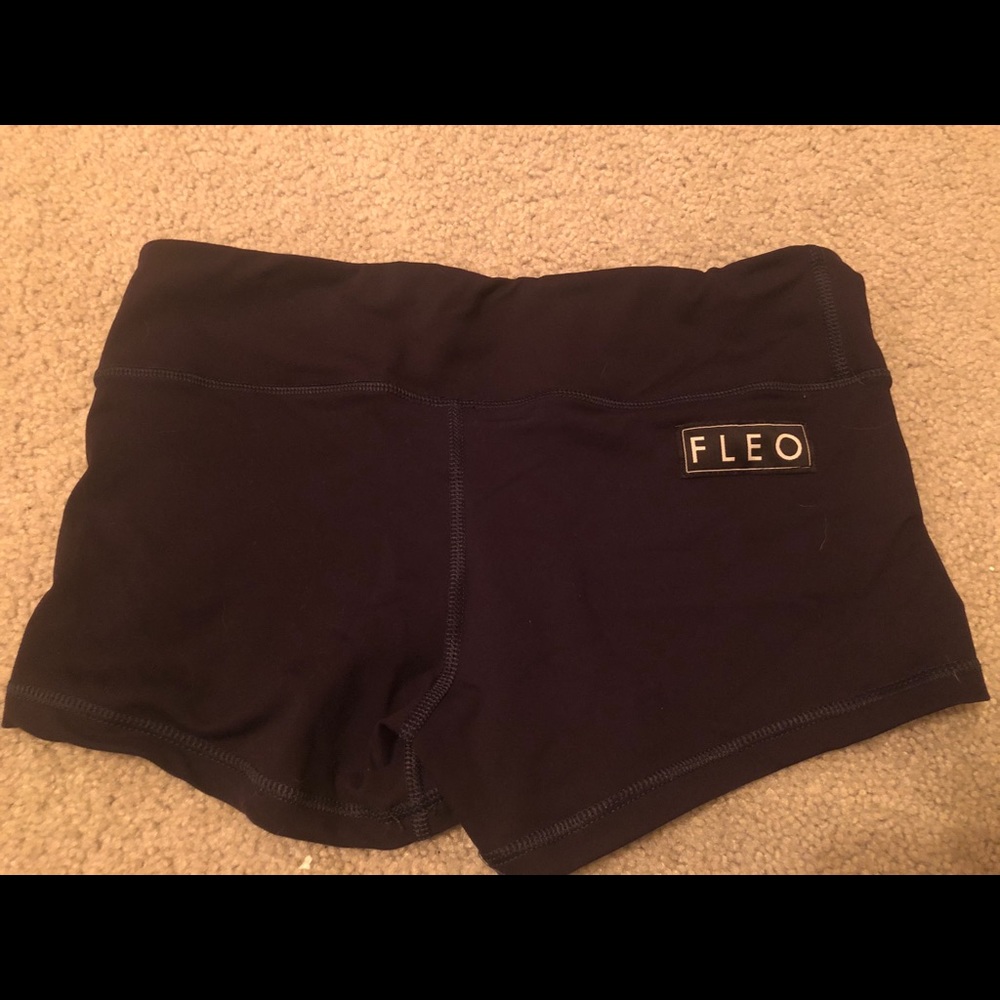 FLEO solid print navy blue shorts, medium